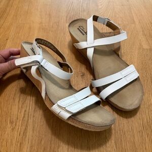 Clarks 9 White Strappy Leather Suede Open Toe Wedge Sandals Adjustable Comfort